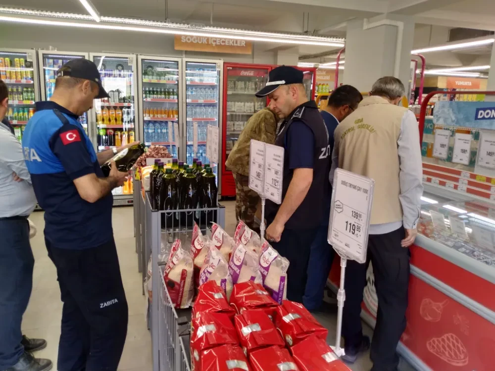 Bolvadin Belediyesi Zabıta ekipleri marketleri denetledi