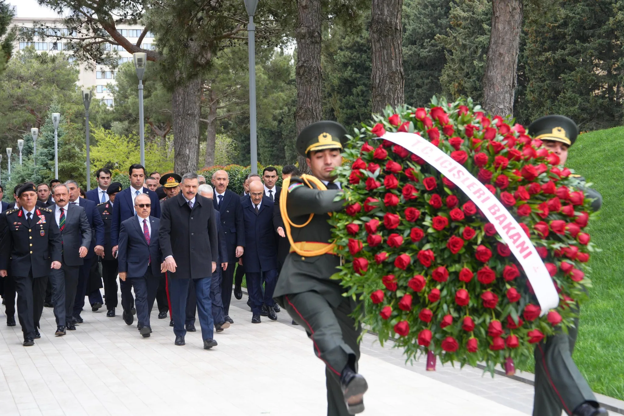 İçişleri Bakanı, Azerbaycan'da Anma Törenleri Düzenledi