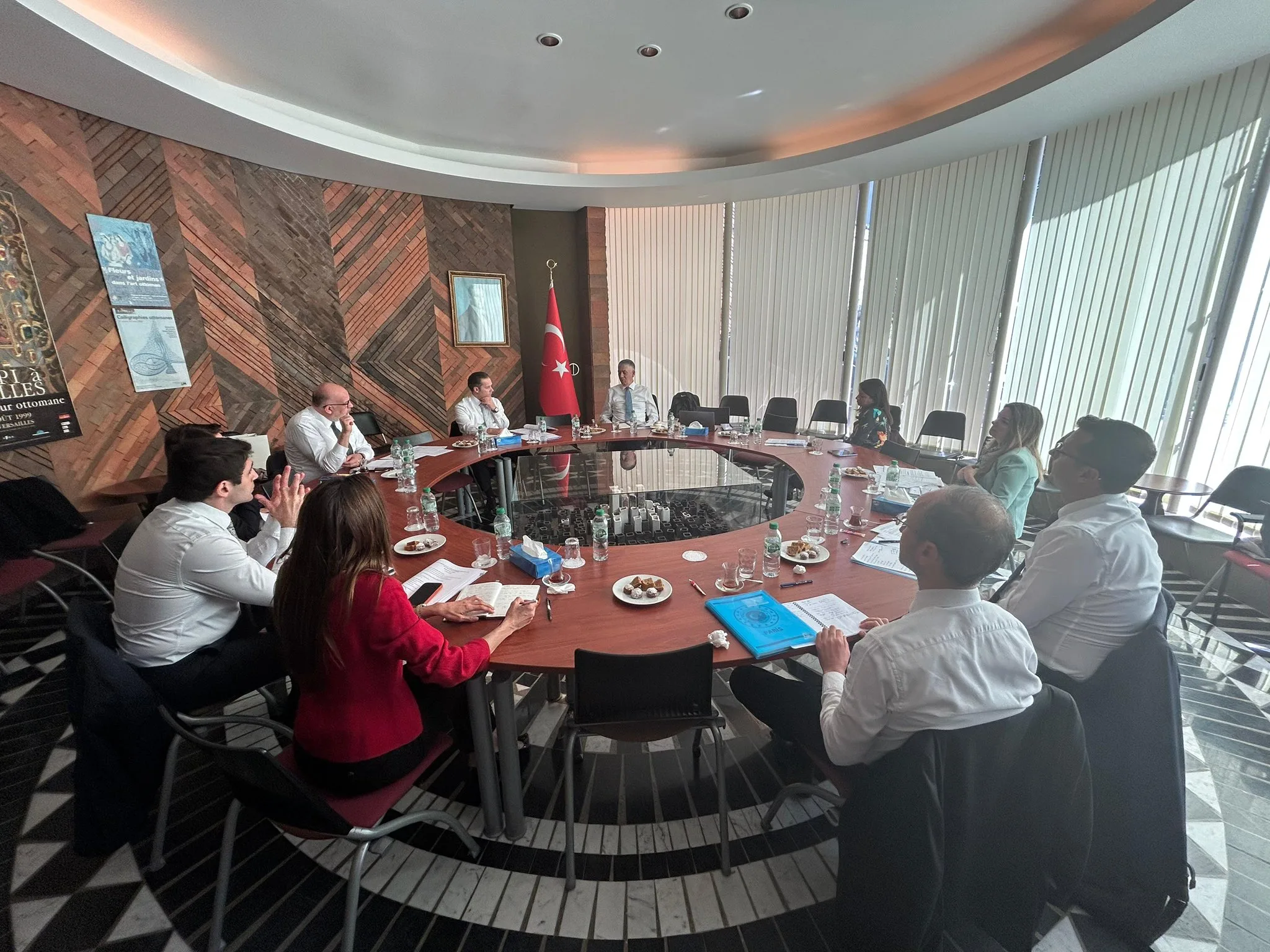 Özel, Paris'te Konsoloslarla Toplantı Gerçekleştirdi