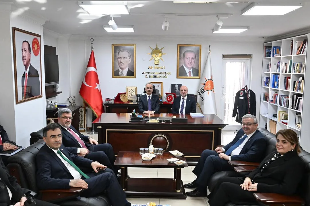 Ak Parti Afyonkarahisar Milletvekili Ali Özkaya, Ulaştırma ve Altyapı Bakanı Abdulkadir Uraloğlu ile birlikte İl Başkanı Turgay Şahin'i ziyaret etti