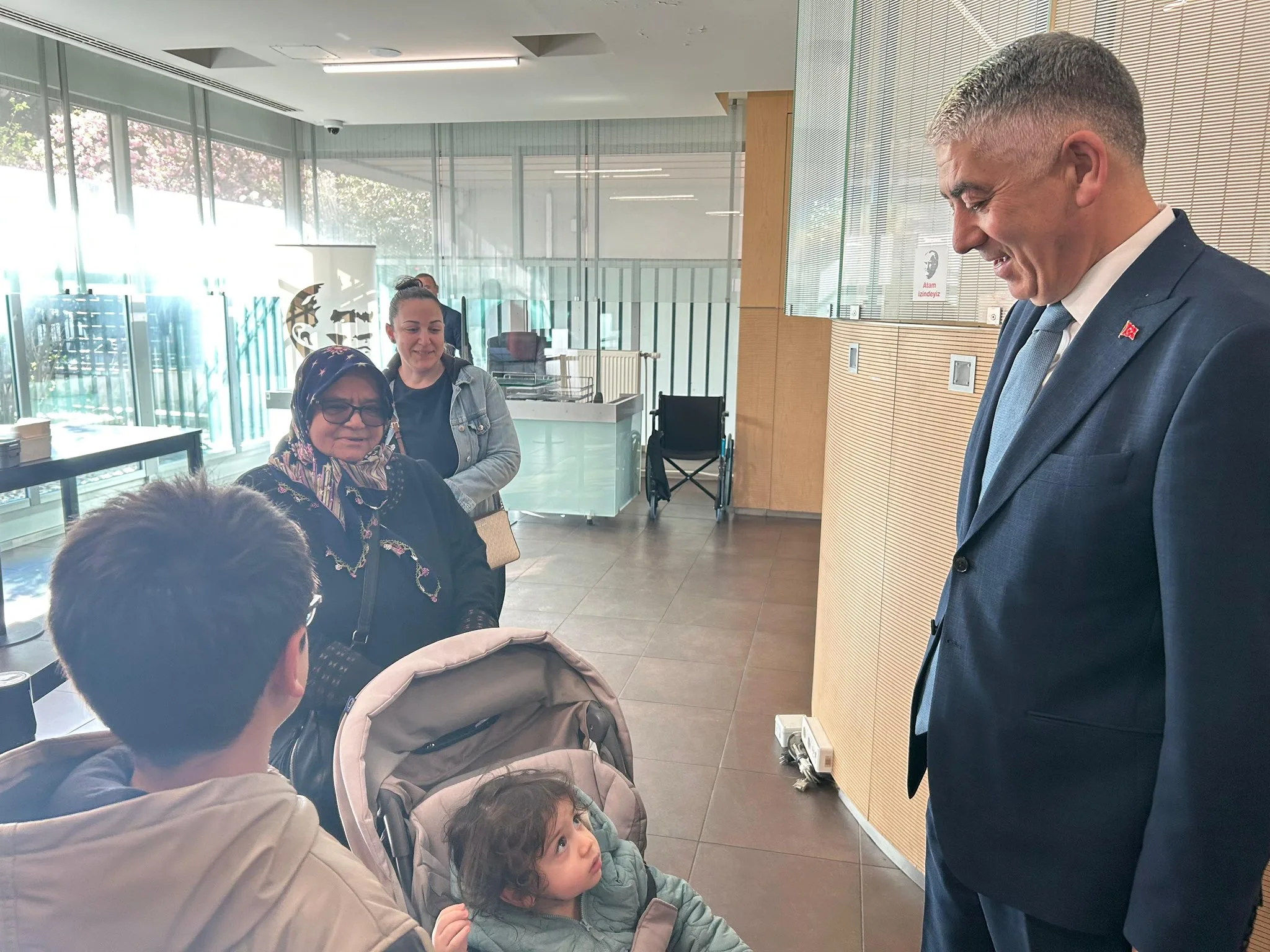 Deputy Minister Özel Paris'teki Konsolosluğu Ziyaret Etti