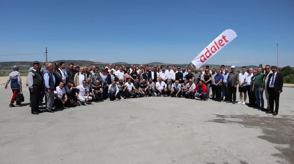 CHP'den İzmir'e Coşkulu Destek: Cumhuriyet Meydanında Buluşma