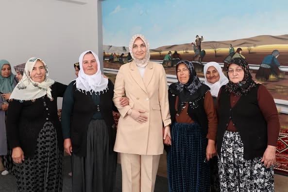 Afyonkarahisar Valisi Güran Yiğitbaşı Çobanlar Kadın Kültür Evi'ni Ziyaret Etti