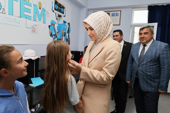Afyonkarahisar Valisi Yiğitbaşı Çobanlar Gençlik Merkezi'ni Ziyaret Etti