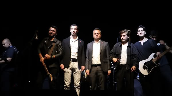 Afyonkarahisar'da Gençlik Coşkusu: CHP İl Başkanlığı Sara Band Konserinde Gençlerle Buluştu
