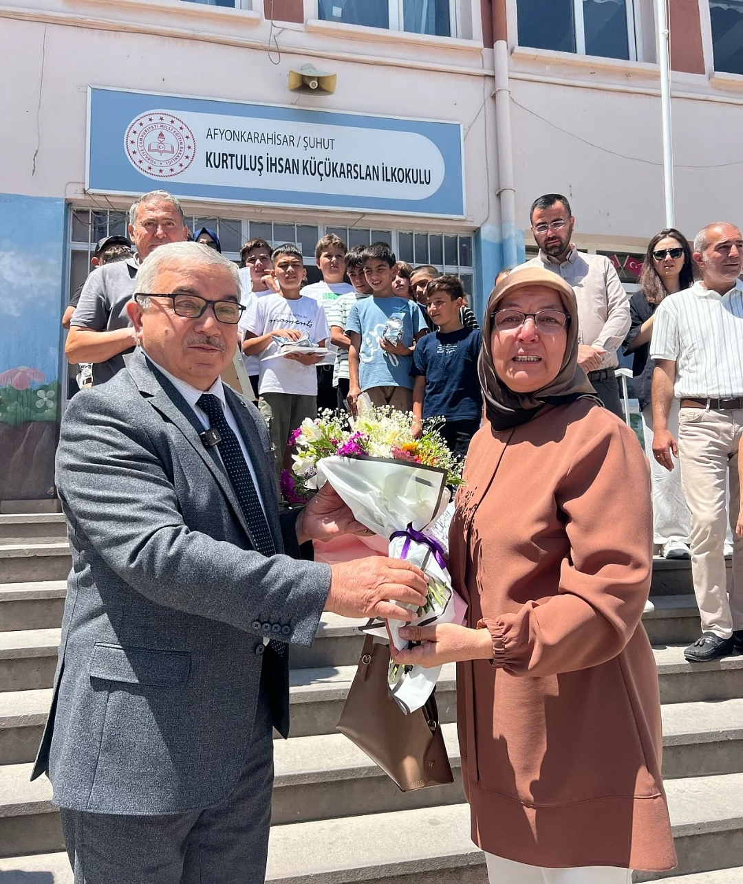 Şuhut'un Sevilen Öğretmeni Şerife Kurt Gözyaşlarıyla Emekliliğe Uğurlandı