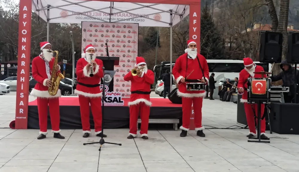 Zafer Meydanı’nda “Noel Baba” Kostümlü Müzik Şöleni