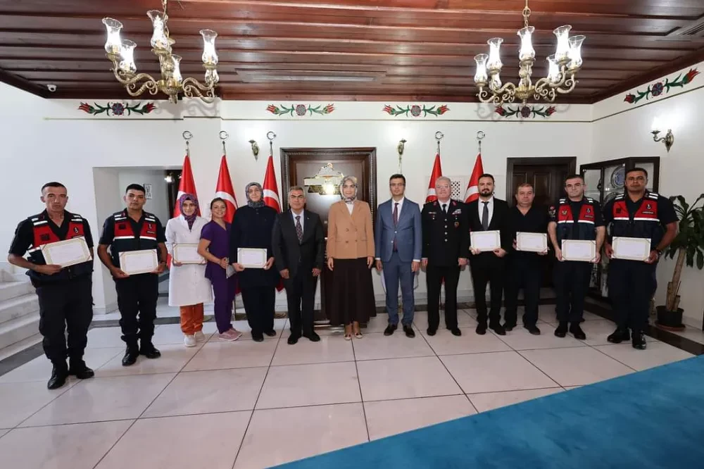 Valimiz Kübra Güran Yiğitbaşı, CİMER Üzerinden Teşekkür Edilen Kamu Personelini Ödüllendirdi