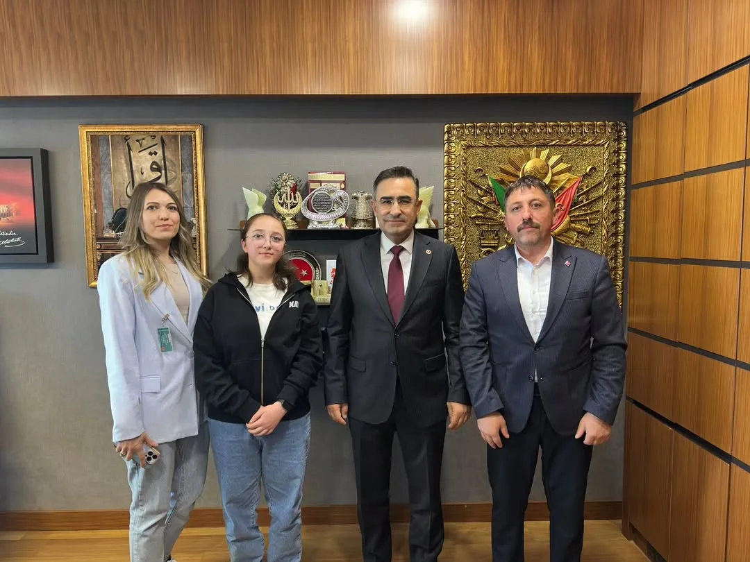 Ak Parti Afyonkarahisar Milletvekili Hasan Arslan, Sinanpaşa İl Genel Meclis Üyesi Özgür Kıvrak ve Ailesini Ağırladı