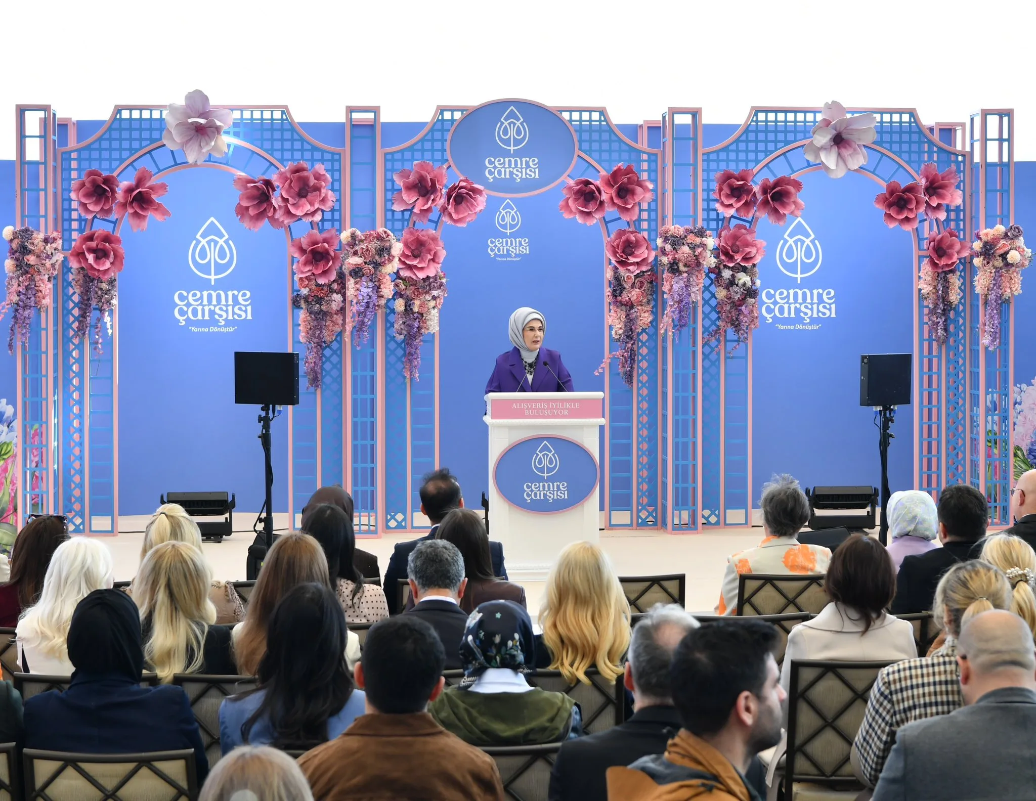 Emine Erdoğan, TOGEM-DER'in Cemre Çarşısı açılışında