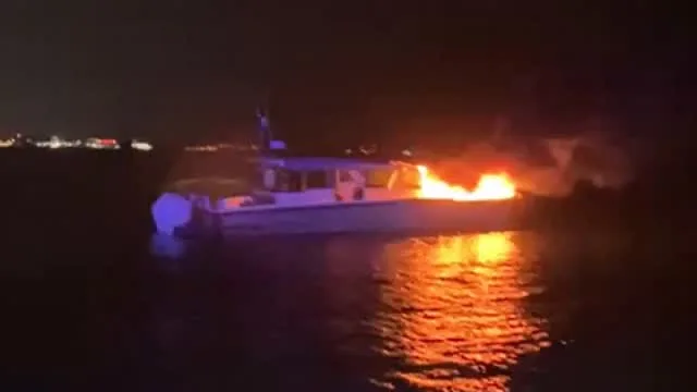 Kadıköy'de Teknede Çıkan Yangında 4 Vatandaş Sahil Güvenlik Ekipleri Tarafından Kurtarıldı