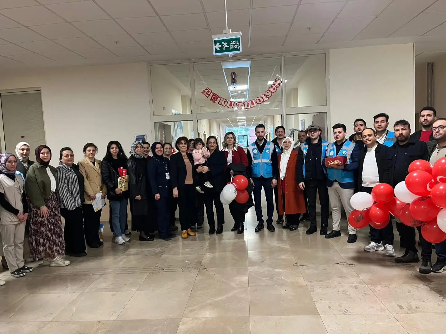 AK GENÇLİK’TEN ANLAMLI BULUŞMA 23 NİSAN SEVİNCİ HASTANEYE TAŞINDI