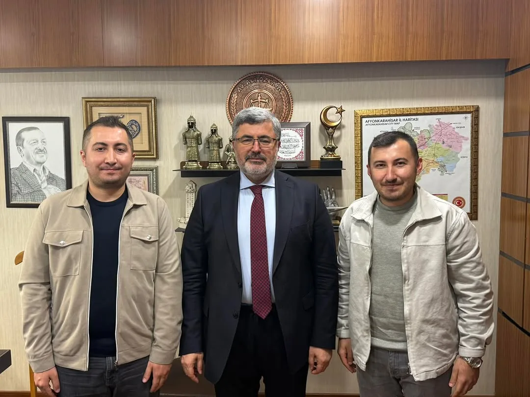 Ak Parti Afyonkarahisar Milletvekili Ali Özkaya, Dinar Postası İmtiyaz Sahibi Mehmet Kandemir ve Kardeşi Ahmet Kandemir'i Gazi Meclis'te Ağırladı