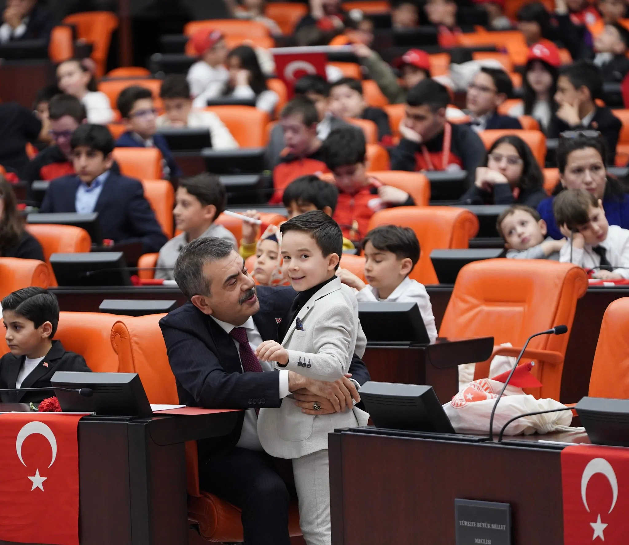 Yusuf Tekin'den 23 Nisan Mesajı