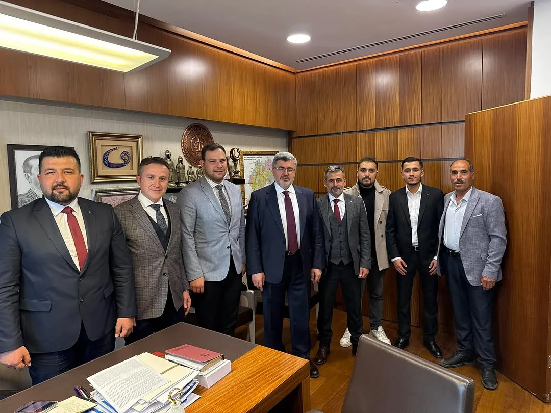 AK Parti Dinar İlçe Başkanı Hüseyin Demir ve Haydarlı Belediye Başkanı Süleyman Çetinkaya Gazi Meclisinde Misafir Edildi