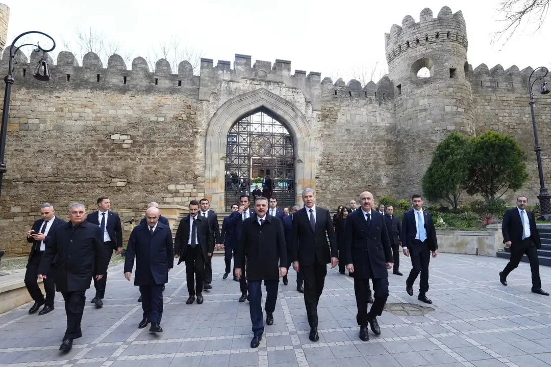 İçişleri Bakanı Mustafa Çiftçi, Azerbaycan'ın Tarihi İçerişehir'ini Ziyaret Etti